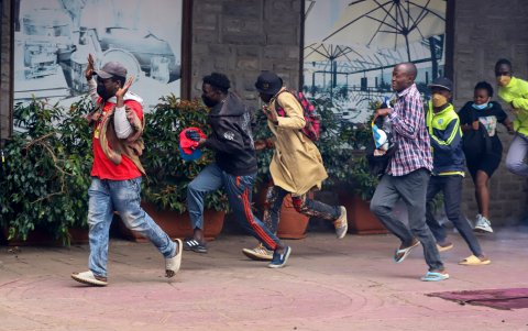 Un grupo de personas corre durante una manifestación antigubernamental en Nairobi.