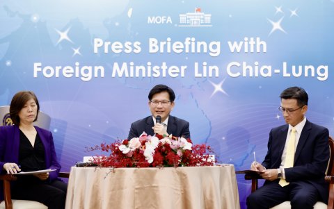 El Ministro de Relaciones Exteriores de Taiwán, Lin Chia-Lung (C), habla durante una conferencia de prensa con periodistas extranjeros en Taipei, Taiwán, el 19 de julio de 2024.