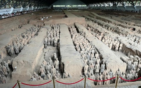 Escena. Cada una de las figuras tiene un rostro diferente. Aparecen el arquero, el soldado, el general. Se ven figuras de personas jóvenes y de edad, con ganas de entrar en guerra.