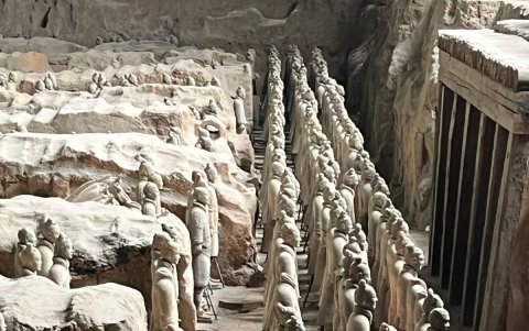 Construcción. La mano de obra la conformaban esclavos y no se les pagaba; era el año 259 a. C. El emperador Qin tuvo éxito en su gestión por el avance de las ciudades.