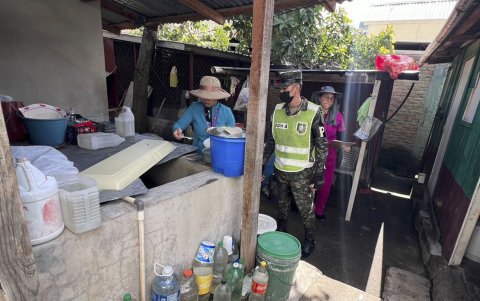 Personal de salud pública en una jornada de fumigación contra el dengue en Tegucigalpa.