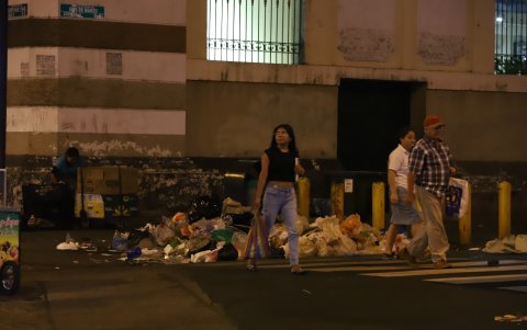 Durante los recorridos por el centro de Guayaquil se evidencia que hay varias zonas llenas de basura, especialmente por las noches.