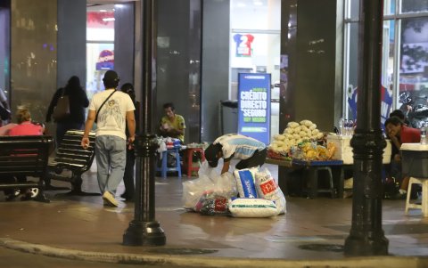 3. Comercio. Por las noches, hay decenas de comerciantes vendiendo libremente en la 9 de Octubre.
