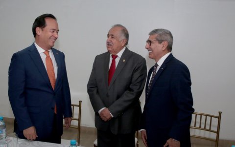 Alberto Molina (centro) junto a Henry Cucalón y Byron San Miguel, quienes presentaron el libro.