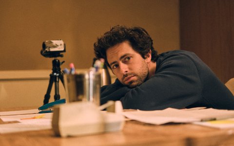 Backstage del visualizer de Alguien Más.