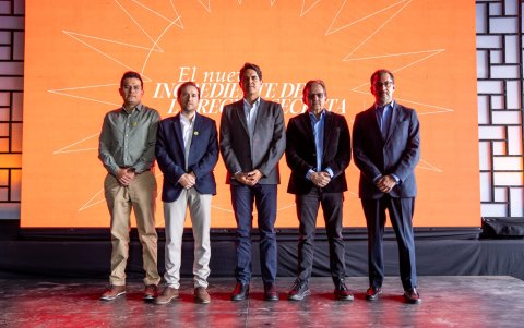 Daniel Rosero, gerente técnico de Solar Team; Pablo López, gerente general de Solar Team; Juan Pablo Campaña, accionista Grupo KFC; Franklin Tello, vicepresidente ejecutivo Grupo KFC; y Javier Cruz, gerente de Gestión Humana y Asuntos Corporativos Grupo KFC.