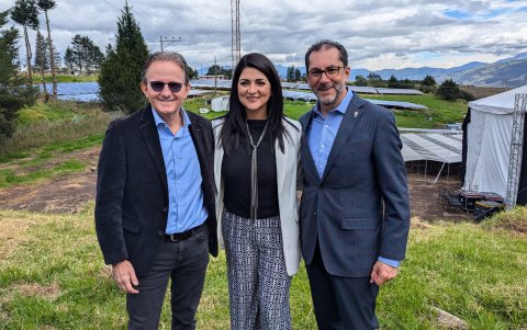 Daniela Caicedo, Gestión Sostenible Grupo KFC, acompañada de Franklin Tello y  Javier Cruz.