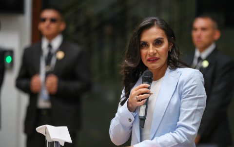 Fotografía de archivo que muestra a la vicepresidenta de Ecuador, Verónica Abad, durante una rueda de prensa.