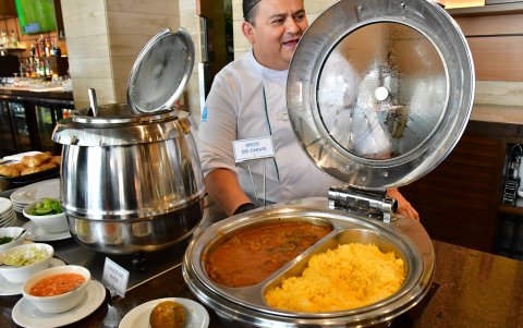 Secos. Entre los platos típicos están los secos. En la foto, el chef muestra un seco de chivo acompañado del arroz con achiote. En la otra olla el caldo de pata.