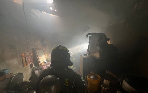 Bomberos Quito ingresaron a la vivienda para sofocar el incendio