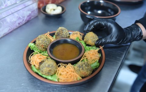 Croqueta de yuca con morcilla.