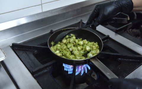 Mote verde con chicharrón.