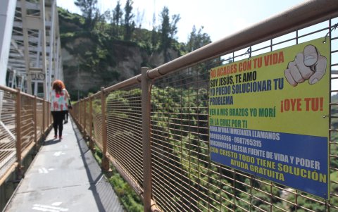 En el puente de El Chiche colocaron frases para crear conciencia y evitar suicidios
