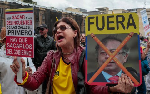 Ciudadanos y militares retirados protestan contra el presidente de Colombia.