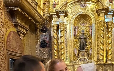 El niño en brazos de su mamá.