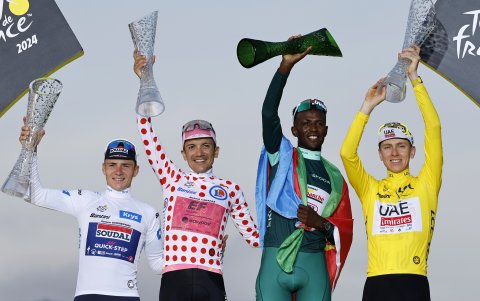 Carapaz (segundo desde la izquierda) y Pogacar (d) en el podio final.