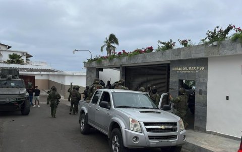El operativo se efectuó la madrugada de este domingo en Manta.