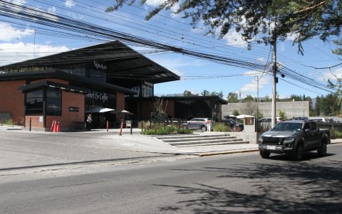 Crecimiento. Varias plazas comerciales se han instalado al ingreso de la parroquia.