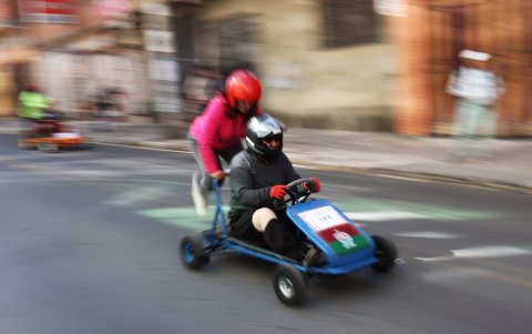 Concursantes participan en la tradicional carrera de coches sin motor este domingo en La Paz