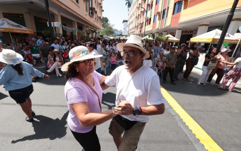 Las familias aprovecharon para gozar de la música en la Calle Córdova.