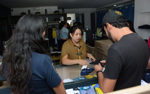 Tania Rosero, esposa de Richie, atendió el local y vio el fin de la carrera.