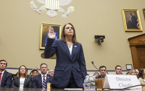 La directora del Servicio Secreto de Estados Unidos, Kimberly Cheatle, presta juramento al inicio de una conferencia de prensa en Estados Unidos.