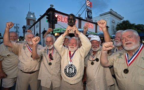 Foto de David 'Bat' Masterson (c) celebrando con dobles de otros años por haber ganador el concurso de 'dobles' del escritor Hemingway, en el Sloppy Joe’s Bar en Cayo Hueso, Florida (EE. UU).
