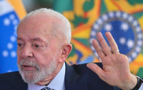 El presidente de Brasil, Luiz Inácio Lula da Silva, habla durante una entrevista con periodistas de agencias de noticias internacionales.