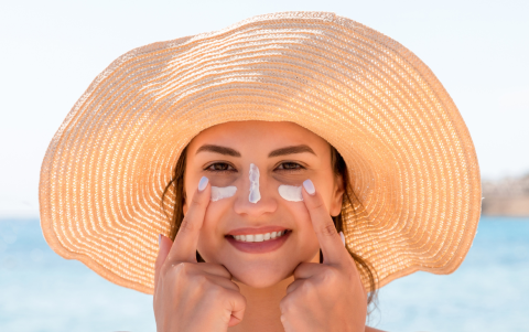 Usar protector solar previene el daño solar, el envejecimiento prematuro y reduce el riesgo de cáncer de piel. Mantiene la piel saludable y protegida contra los rayos UV.