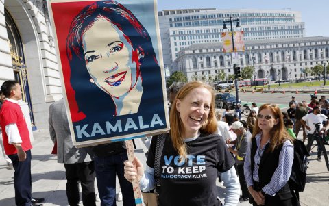 Un miembro del Comité Demócrata de San Francisco sostiene una imagen de la vicepresidenta Kamala Harris en apoyo a su nominación a la presidencia.