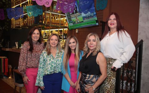María del Pilar Álvarez, Alexandra Almeida, Janeth Aguirre, María de Lourdes Martínez y Ángela Andrade.
