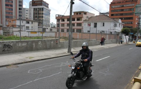 Terrenos vacíos y locales cerrados se multiplican en la concurrida vía. El tránsito fluye, pero hay pocos transeúntes en las aceras.