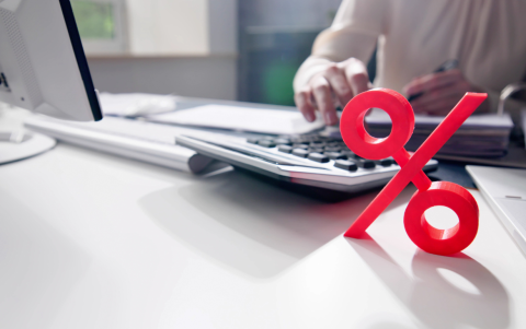 El IVA es un impuesto que se aplica a la mayoría de las transacciones comerciales y es pagado por el consumidor final.