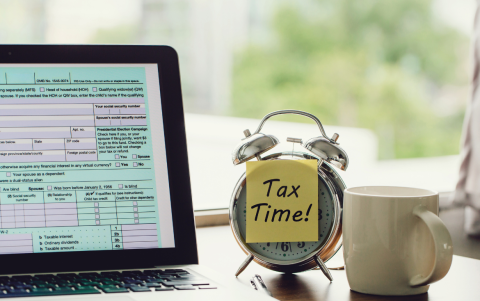 Las políticas y procedimientos específicos para la devolución del IVA varían según el país y la legislación vigente.