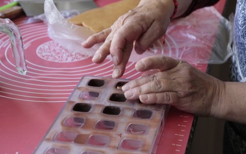 Una vez que el toffee está de contextura entre suave y dura se lo saca en trozos para colocarlo dentro del molde de chocolate.