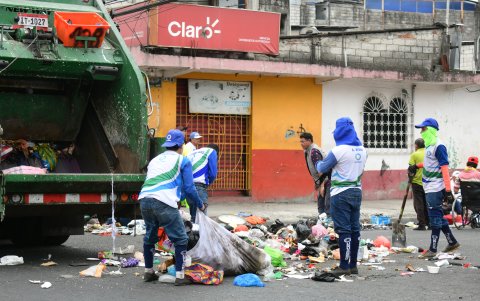 Al menos 20 toneladas de basura diaria se recogen en esta zona del suburbio, según la Alcaldía.