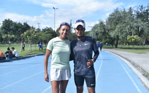Kevin López es esposo y el DT de Mayra con el que logró el cupo.