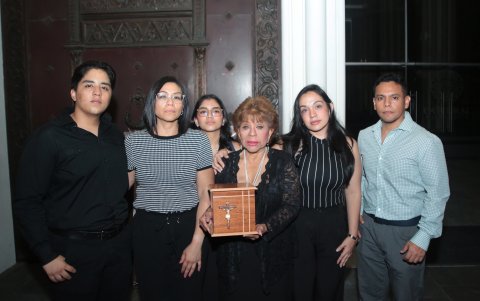 Hilda Murillo con sus hijas y nietos.