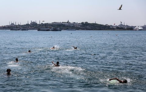 Varias personas se bañan tratando de aplacar el calor que se viven en estos días  muchas ciudades y localidades costeras de Turquía.