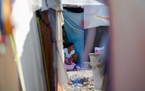 Mujeres lavan ropa en el Teatro Rex, que ahora es un refugio para desplazados por la violencia, en Puerto Príncipe (Haití).