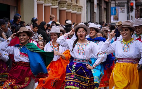 Las costumbre de pequeñas localidades y el turismo rural figuran dentro del filme.