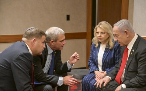 El primer ministro israelí, Benjamín Netanyahu, durante su reunión con representantes de familias de los secuestrados por Hamás en Washington.
