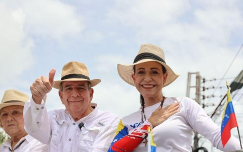Edmundo González junto a María Corina Machado, ambos lideran la oposición al régimen de Nicolás Maduro.