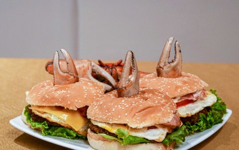 Las hamburguesas de cangrejos son las más pedidas por los clientes