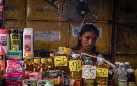 Una mujer vende productos en un mercado popular, el 16 de julio de 2024, en Maracaibo (Venezuela).