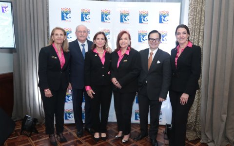 Diana de Pérez, Guillermo Wright, Lily de Wright, Esperanza de González, Alberto Rigaíl y Caterina Costa.