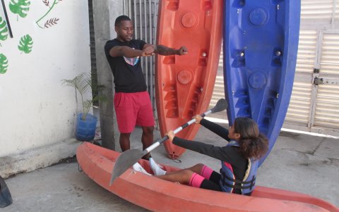 Entrenamiento. Anderson Mosquera (hijo) imparte sus conocimientos de canotaje a los menores de Isla Trinitaria.
