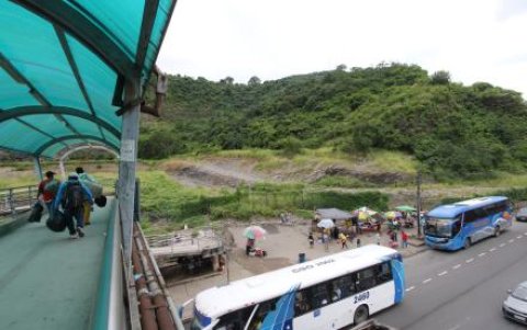Los pasajeros a diario, desde hace ya varias décadas, toman un bus en el lugar para evitar trasladarse hasta la terminal terrestre.
