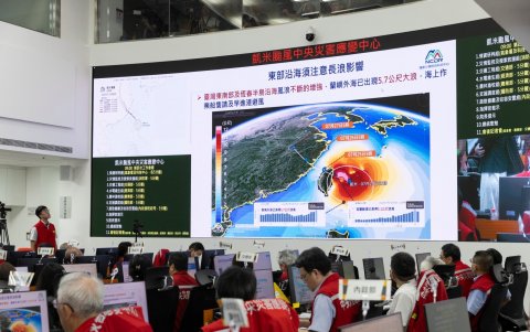 Vista del Comando Central de Operaciones de Emergencia que supervisa la evolución del tifón Gaemi.