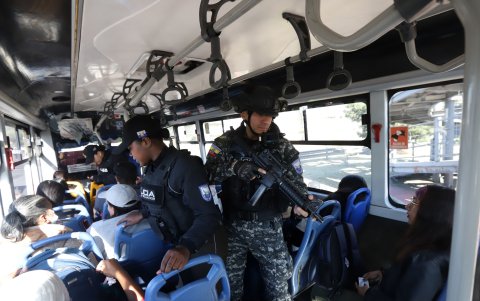 Efecticos de la Policía Nacional subieron a los buses que circulan por la vía y revisaron a los pasajeros.